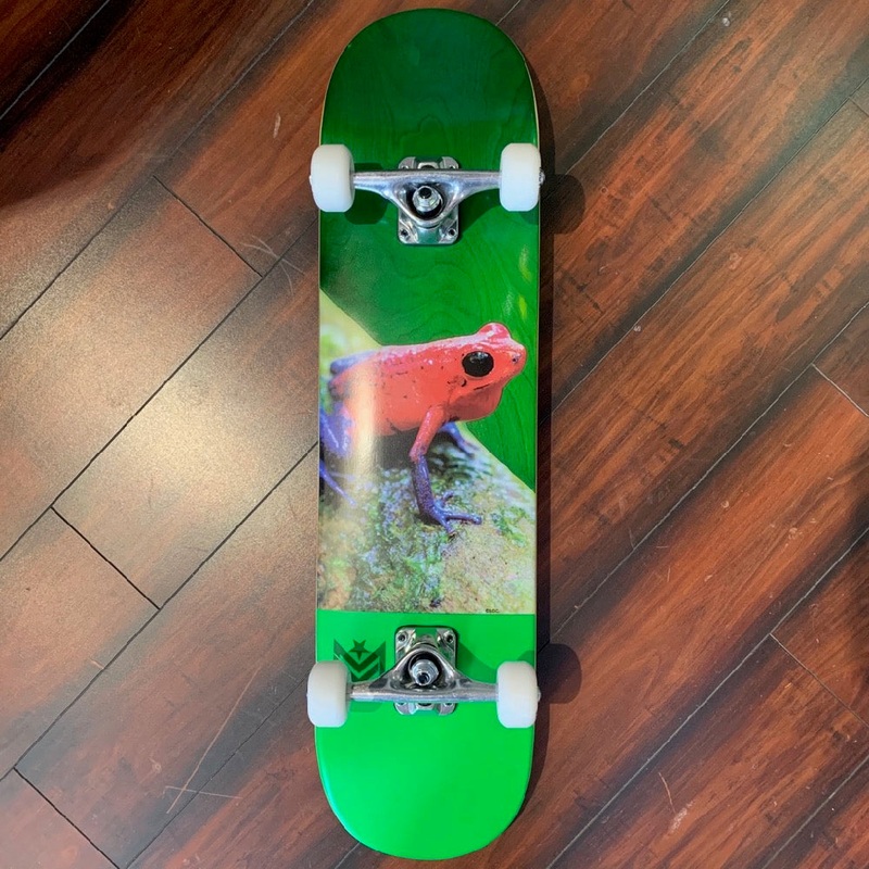 MINI LOGO COMPLETE POISON TREE FROG MINI (7.5″) 7.5″