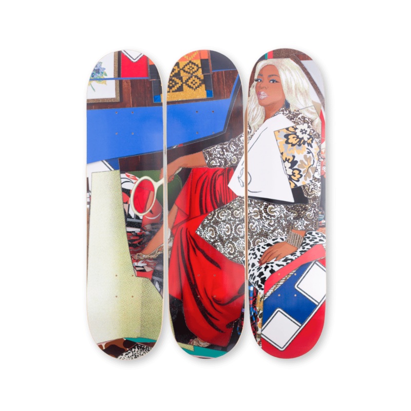 DIN AVEC LA MAIN DANS LE MIROIR ET JUPE ROUGE