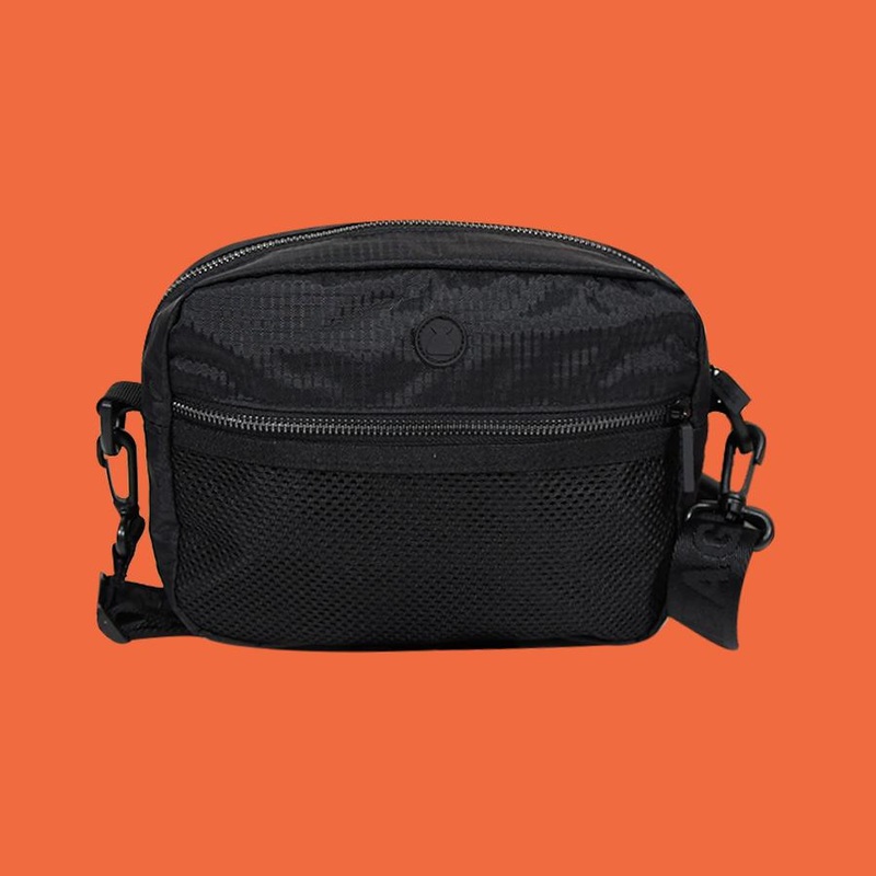 BUMBAG COMPACT XL SHOULDER – STAPLE BLACK