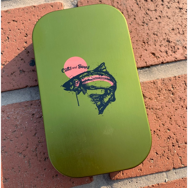 CUTTS AND BOWS FLY BOX RAINBOW GREEN + HAND TIED FLY